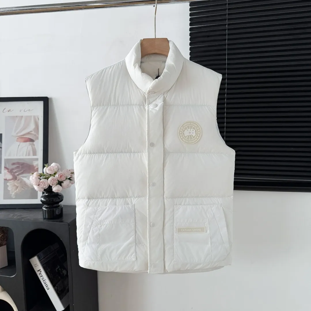 Style No.: Y 86 𝗖𝗔𝗡𝗔𝗗𝗔 𝗚𝗢𝗢𝗦𝗘/Canada Goose White Label Glacier Vest Down Jacket Freestyle Vest THEICON This excellent down-filled vest can be freely layered with various clothes and is people's favorite during the changing seasons. It's Classic Versatile and provides excellent warmth. The Northern Lights Capsule Series is reimagined in rich hues inspired by the stunning colors of Canada's north. Glacial Haze Capsule Series has been improved with a striking and rich color series that gives people the feeling of being trapped in the mist around icebergs and glaciers. The top original replica version refers to the highest version in China (there is no one) (it is a piece of craftsmanship to make a piece of clothing that is ZP when placed in the counter) 1⃣ Made of original custom-made double plain 9500-100% nylon nylon fabric, windproof, waterproof and stain-resistant 2⃣ Filled with national standard Guangzhou Inspection white duck down, the amount of down is more than twice that of ordinary goods. 3⃣The zipper is customized from Yoshida YKK factory, with clear engraving and perfect smooth texture. 4⃣Collar label, armband, back label, hangtag, complete anti-counterfeiting label. Color: Black White, Mood Blue, Melt Water Blue, Graphite Gray. Sizes: XS S M L XL XXL